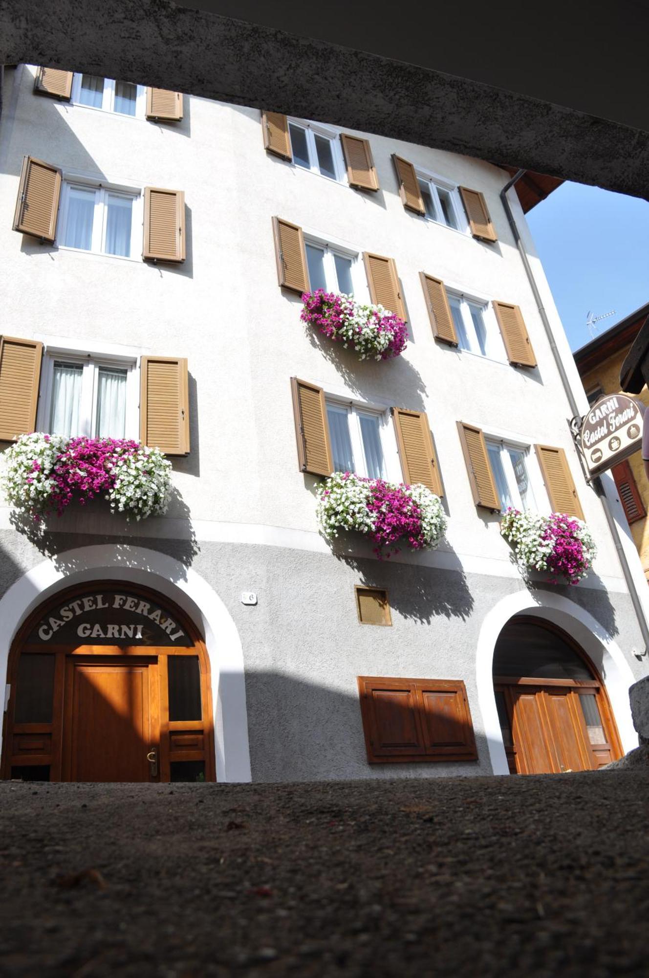 Garni Castel Ferari Hotel Tuenno Exterior photo