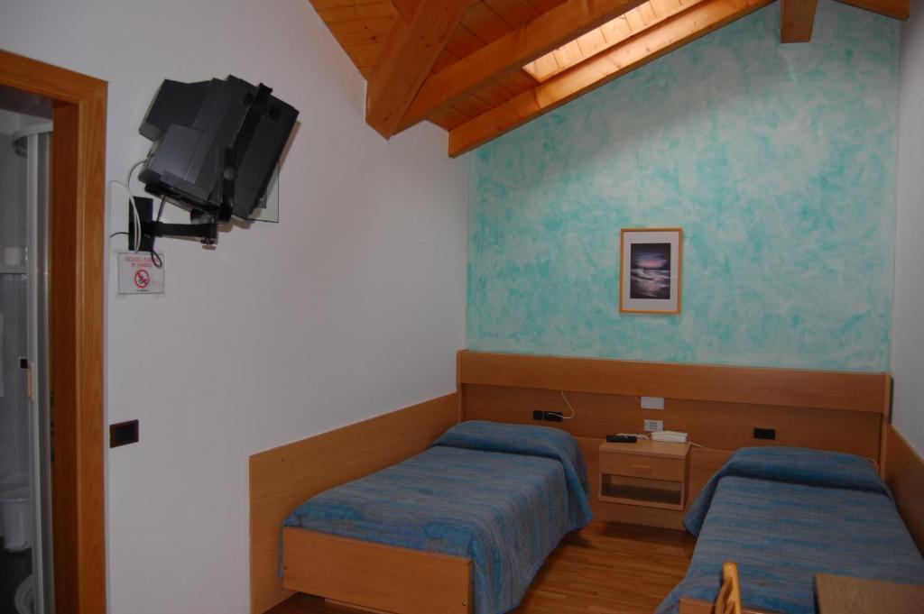 Garni Castel Ferari Hotel Tuenno Exterior photo