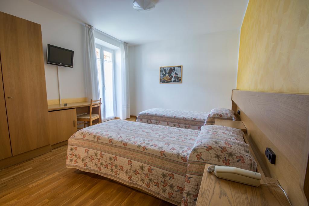 Garni Castel Ferari Hotel Tuenno Exterior photo